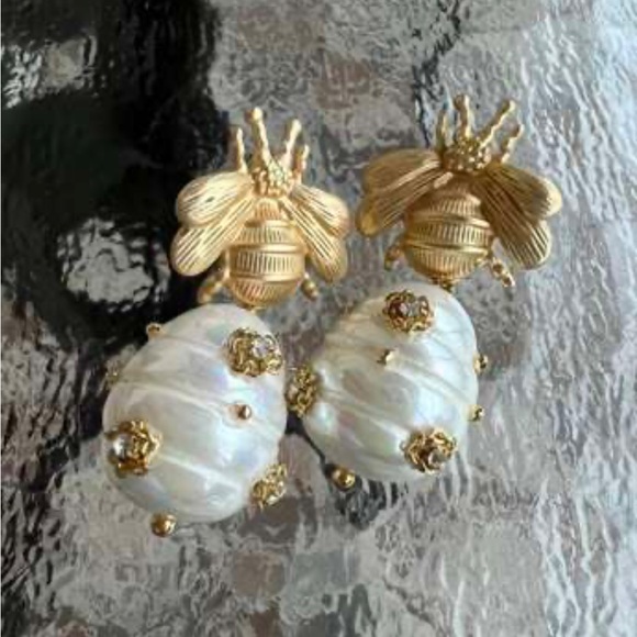 NWT bee and large pearl honey drop earrings - Picture 3 of 5